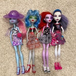 4 monster high dolls
